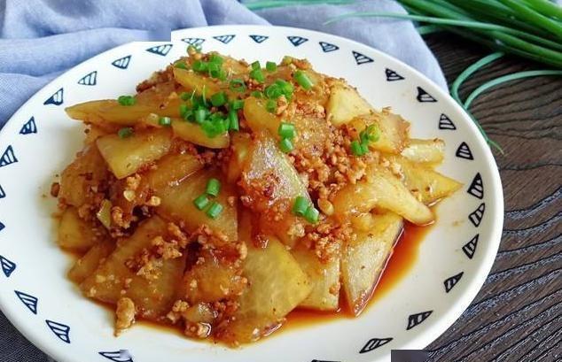 下面要制作的是冬瓜烧肉末,是非常简单的一道炒菜,不需要过多的炒制