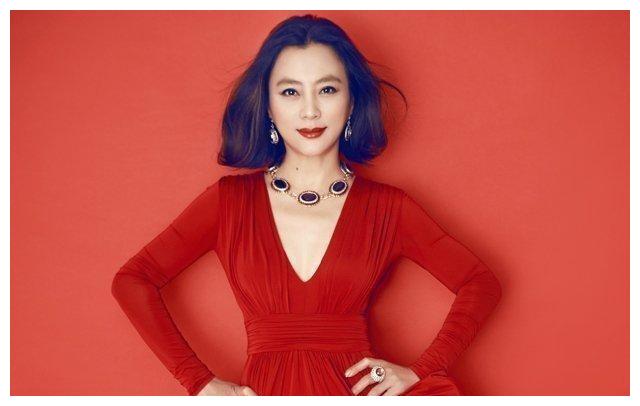 24岁唱一首歌就爆红34岁嫁外国佬如今独自带着儿子回国了