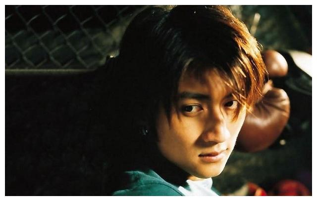 谢霆锋妈妈68岁有资格不服老穿的年轻漂亮看着只有50多岁