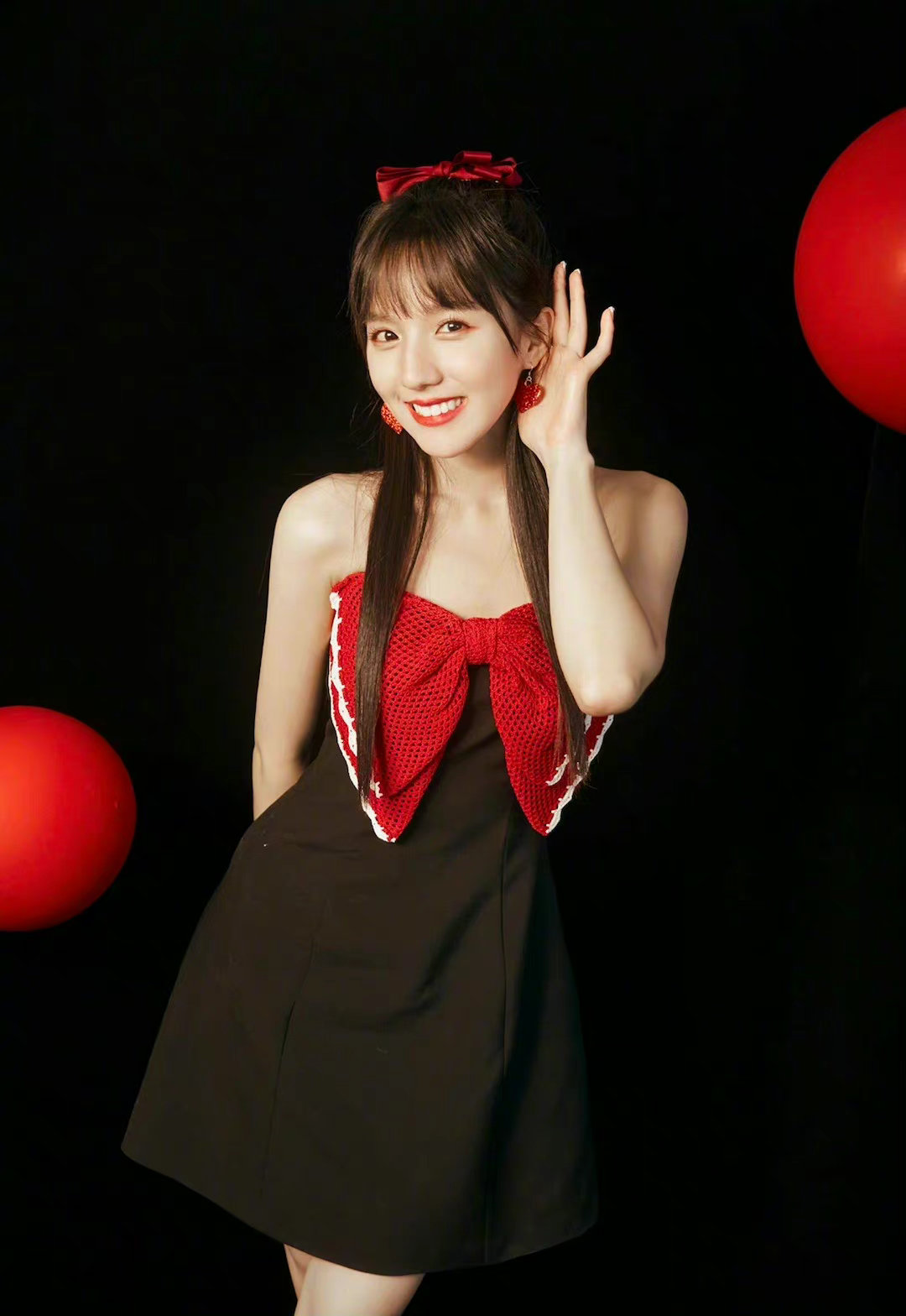 苏晓彤的这款造型少女感满满立体蝴蝶结吊带连衣裙蝴蝶结发饰