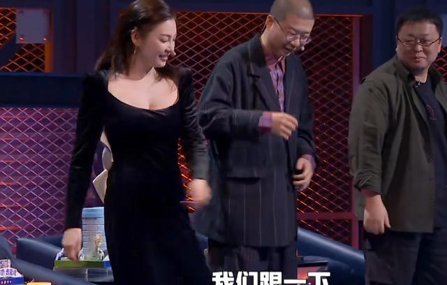 张雨绮撩起裙摆跳舞,谁注意李诞举动?原谅我笑出声了