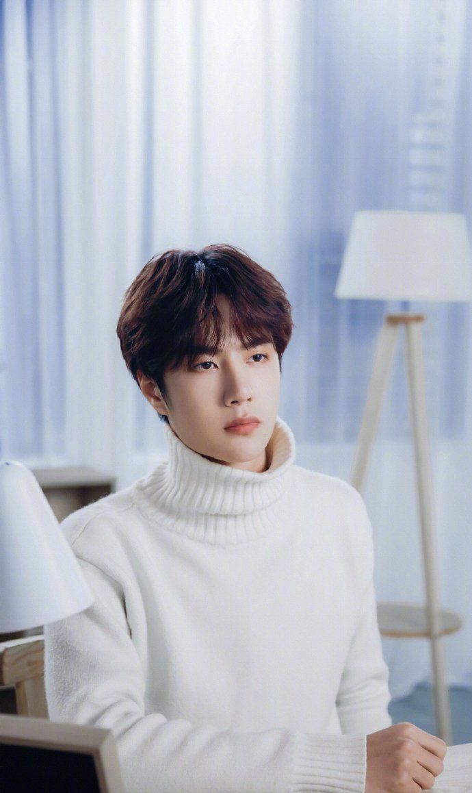 帅哥明星王一博,心动男孩白色毛衣温情写真照片