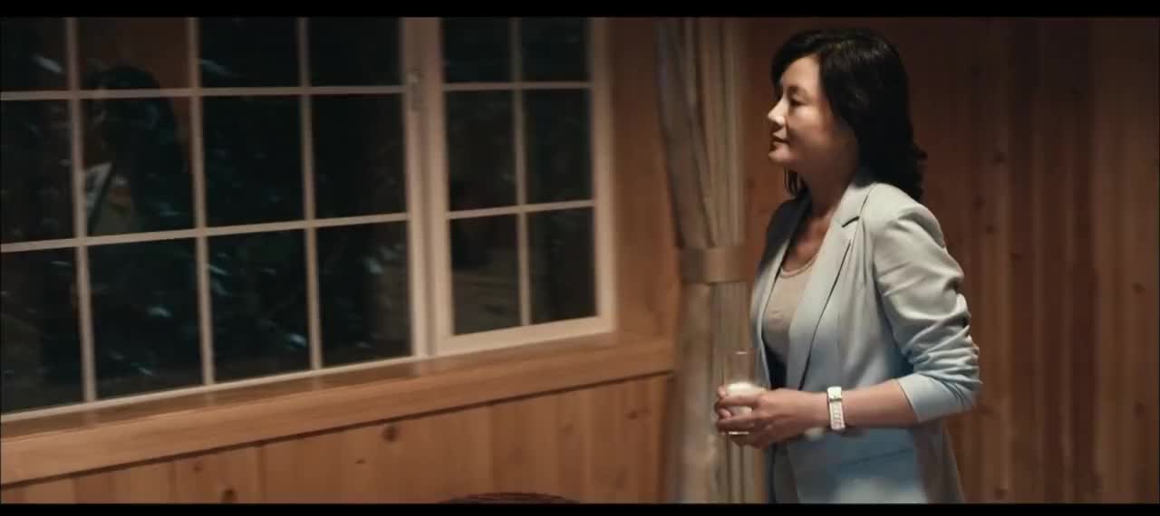 异兽来袭妈妈来房间看莫莫房间没开灯