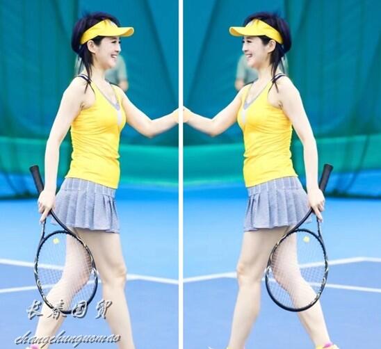 53岁主持人许戈辉近照曝光,肤白貌美风采依旧