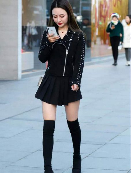 路人街拍:图一小姐姐黑色的百褶裙搭配过膝长靴,时尚又气质!