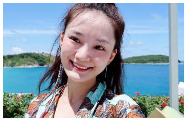 还记得2003年的时候,18岁的馨子出现了《红苹果乐园》的女主萧晴,从而