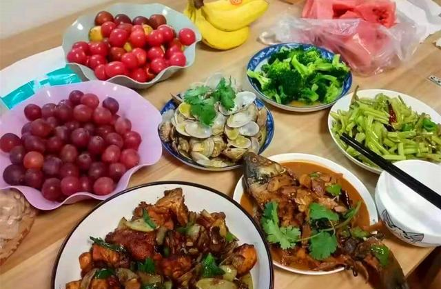晒周末不同家庭的晚餐，一对比就知道经济情况，最后的让人心疼休闲区蓝鸢梦想 - Www.slyday.coM