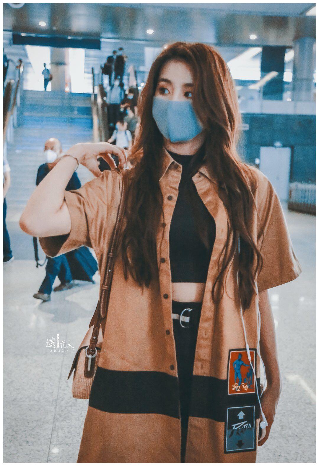 金子涵最新机场私服曝光,棕色外套搭配露脐上衣,真是又酷又性感