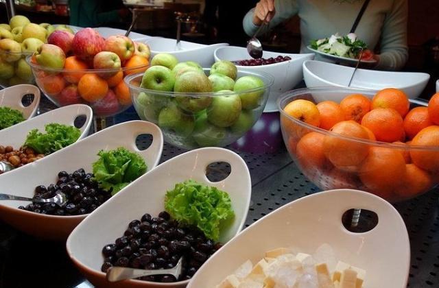 若自助餐厅,摆放了这4种水果,多拿多吃,总归稳赚不亏!