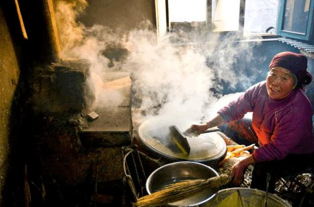 以前的山东人卖煎饼都是提前把饼摊好，你见过他们怎样摊煎饼吗？休闲区蓝鸢梦想 - Www.slyday.coM