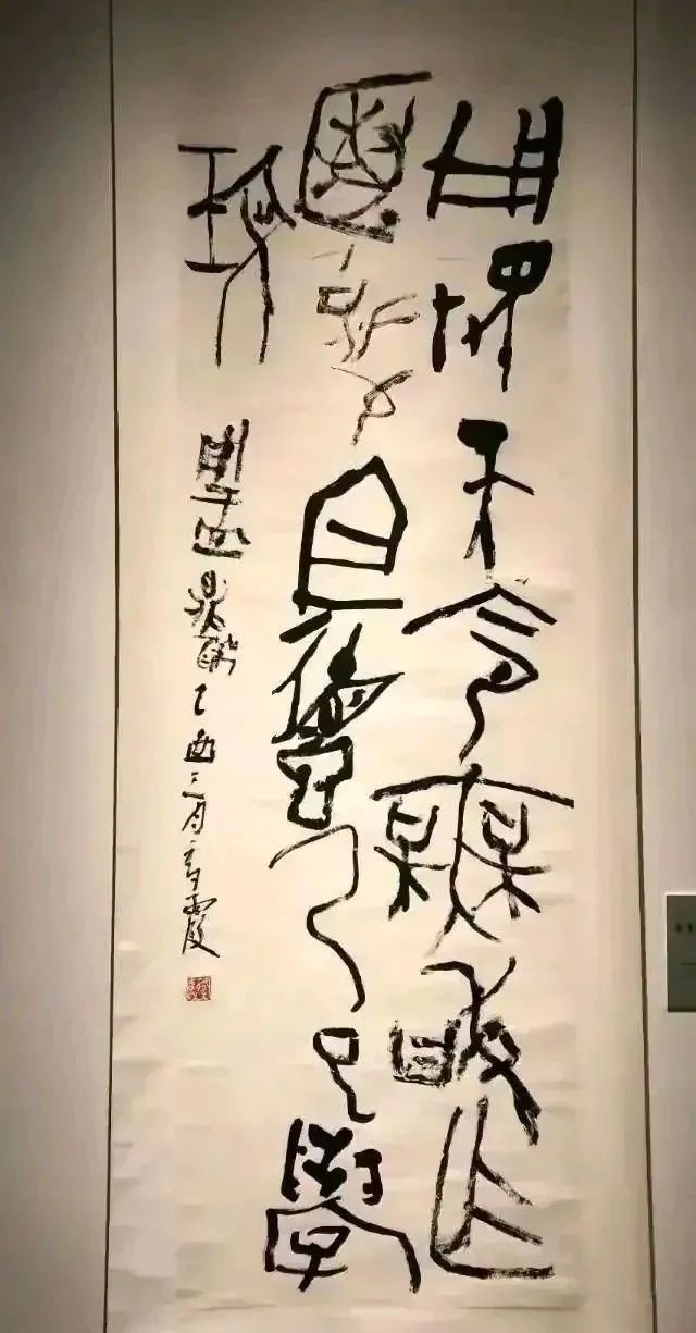美女书法博士蔡梦霞,女性艺术家,其书法却被网友说是丑书