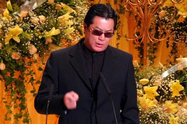 邓业炘和邓业炜都长得很漂亮,但姐妹俩都没有加入娱乐圈,只因爸爸觉得