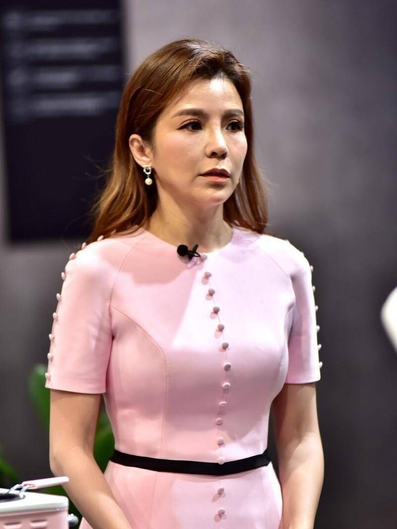 名嘴朱迅也老了无修图看着皱纹明显但仍撑得住娇嫩粉裙