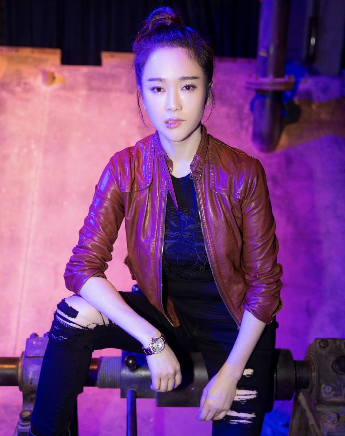 左小青的造型"酷劲十足",皮衣配牛仔裤个性十足,被惊艳到了!