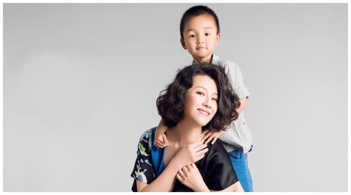 痴恋大17岁导演无果低调嫁富商刘琳一切都是最好的安排