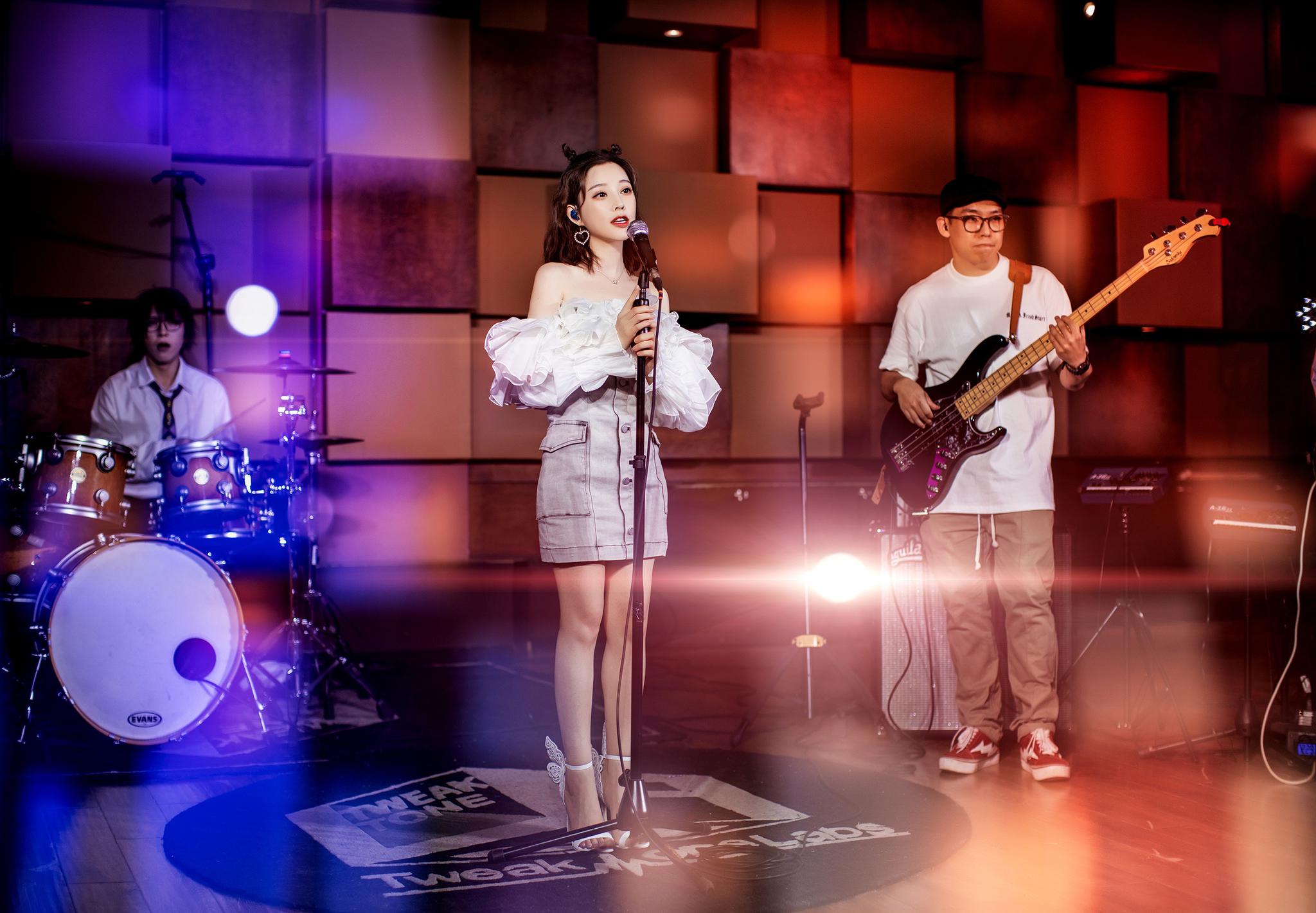 冯提莫新称号"中华小曲库",直播唱歌这么多年可不是白给的!