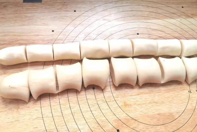 大厨分享出的菊花酥配方，做法和步骤都告诉你，自己在家轻松做休闲区蓝鸢梦想 - Www.slyday.coM