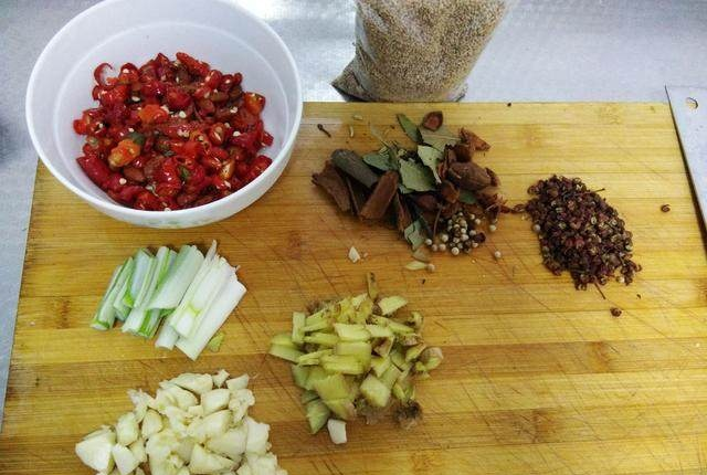 自从跟朋友学会了这个火锅底料的做法，我再也不用买添加剂底料了休闲区蓝鸢梦想 - Www.slyday.coM