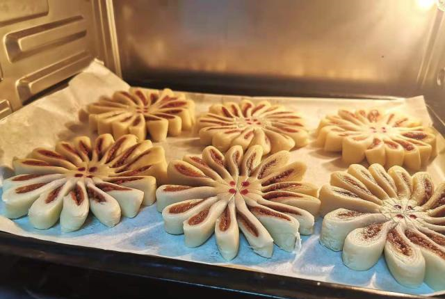 大厨分享出的菊花酥配方，做法和步骤都告诉你，自己在家轻松做休闲区蓝鸢梦想 - Www.slyday.coM