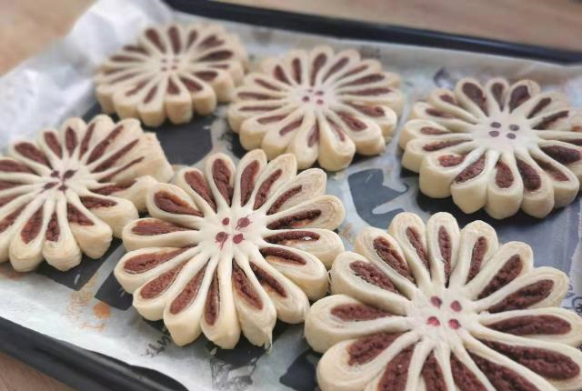 大厨分享出的菊花酥配方，做法和步骤都告诉你，自己在家轻松做休闲区蓝鸢梦想 - Www.slyday.coM