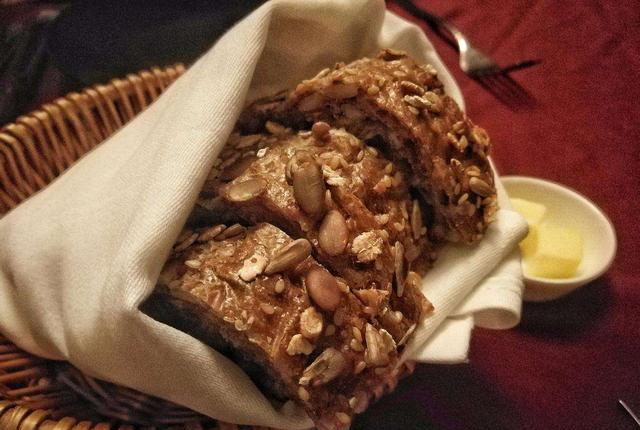 为什么吃牛排前总会先送上一份面包？原来也是有套路的，涨知识了休闲区蓝鸢梦想 - Www.slyday.coM