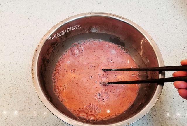 8用筷子把调料拌匀,在放入肉馅儿里搅拌之前再用筷子把调料汁拌拌再倒