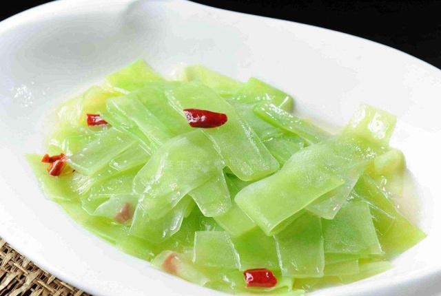 炒莴笋这2步别少不然莴笋发黄不绿加上它后清脆好吃又营养