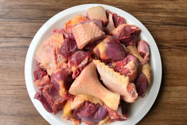 鸭肉这样做香辣美味越啃越香根本停不下来