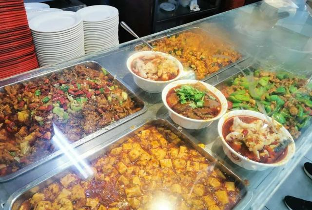 食堂阿姨打菜为什么手抖这5点原因有好也有坏最后一个无奈