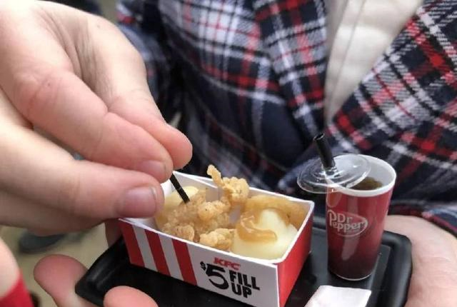 世界上最小的肯德基,一份套餐需10美元,网友:这真不是过家家吗休闲区蓝鸢梦想 - Www.slyday.coM 世界上最小的肯德基,一份套餐需10美元,网友:这真不是过家家吗休闲区蓝鸢梦想 - Www.slyday.coM