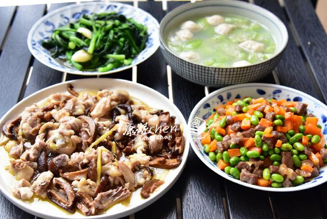 3菜1汤的晚餐,都是简单方便的家常菜,家里饭菜还是