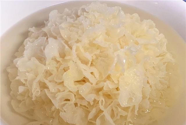 泡发银耳时别只加水了加点它保证3分钟泡发好8分钟煮出胶