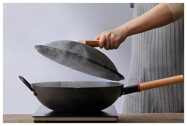 热米饭变“毒药”，“夺命碗”遭央视曝光，家长为什么...