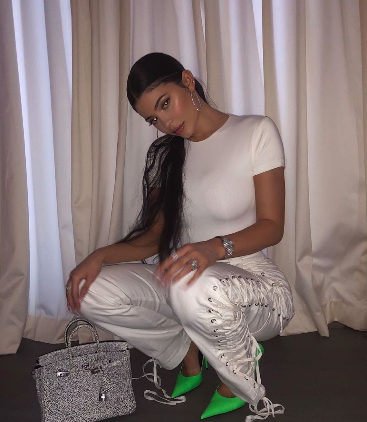 1 / 6 凯莉·詹娜 (kylie jenner) 一向打扮都是以时尚为主,身材的