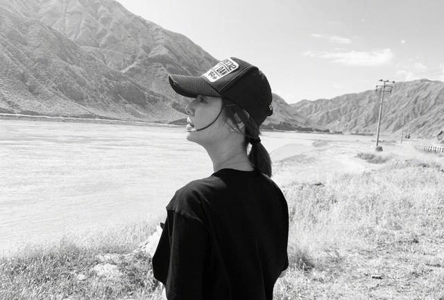 作为女明星,五官优越是必然的,林心如的侧脸是真的完美,鼻梁突出特别