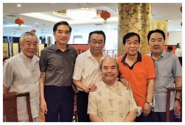 侯耀华与石富宽罕同框,评论区恶评不忍直视,年过70仍绯闻不断