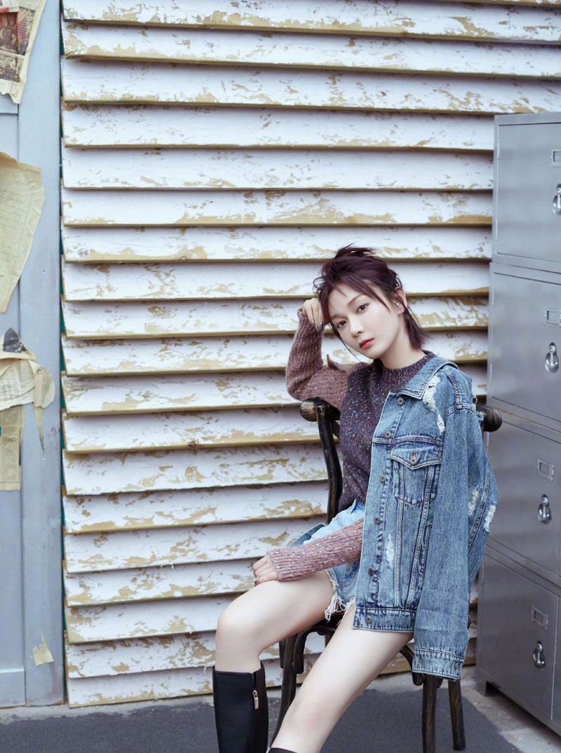 潘之琳户外惹火美腿香肩明星图片