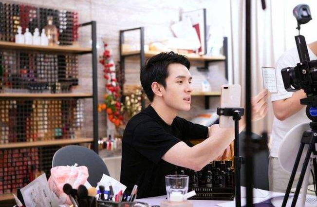 薇娅被封杀后，李佳琦成最大受益者，网曝他已补税17亿休闲区蓝鸢梦想 - Www.slyday.coM