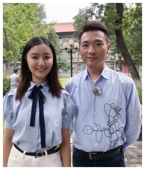 点读机女孩近照曝光与中传校友康辉李梓萌合影婴儿肥气质姣好