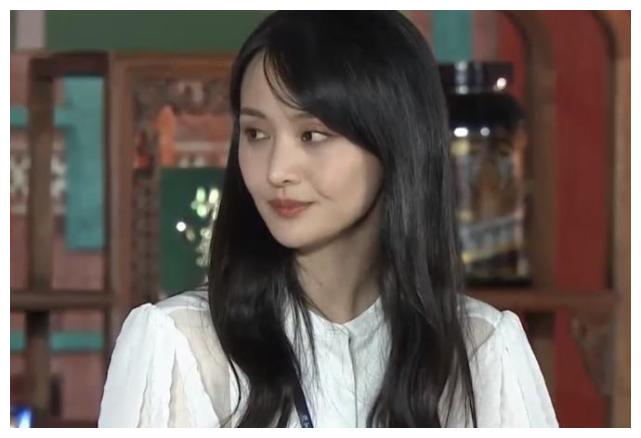 郑爽瘦回80斤"纸片人"?出席活动尖下巴明显,不开美颜很真实