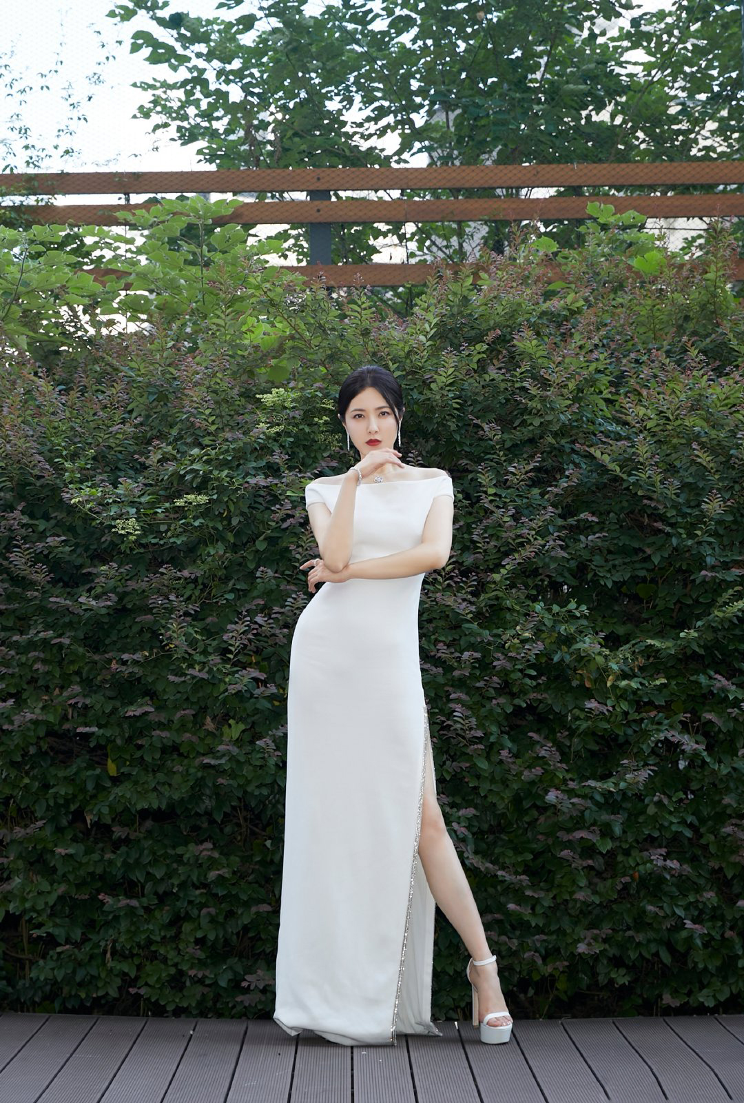 曾黎身穿stellamccartney白色礼服出席第36届大众电影百花奖