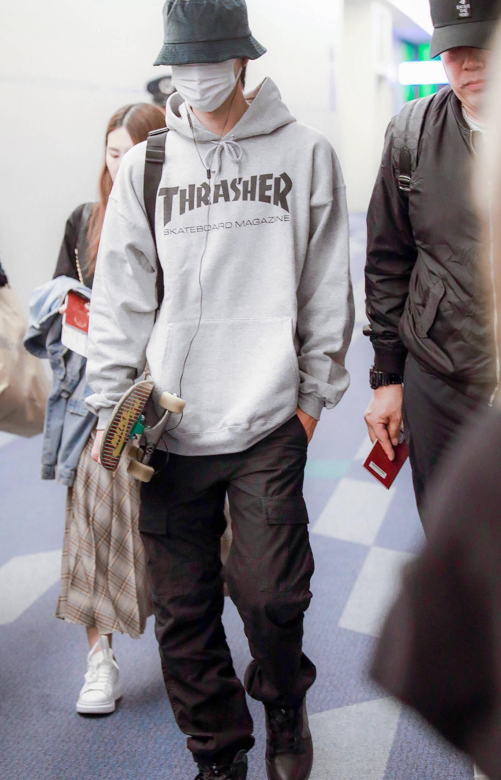 宝藏男孩王一博秋冬私服穿搭,连帽卫衣教你搭出潮流范