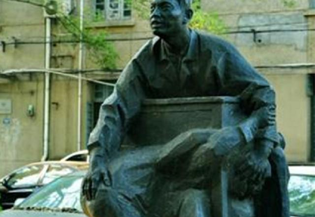 汶川地震中的谭千秋老师，护住4个学生后牺牲，他家人现状如何？休闲区蓝鸢梦想 - Www.slyday.coM