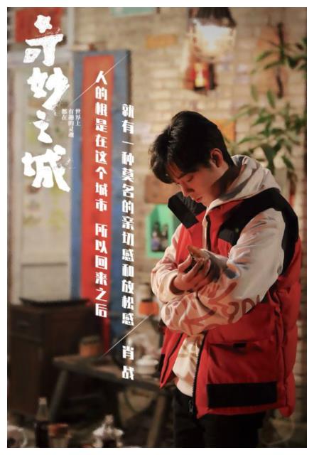 他可以和素不相识的出租车司机相谈甚欢,也可以在军哥书屋和萍水相逢