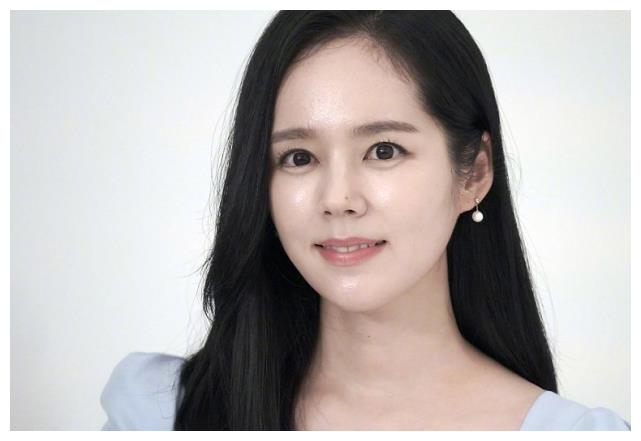 生完二胎之后的韩佳人首次正式出镜,依旧以童颜美貌和优雅示人!