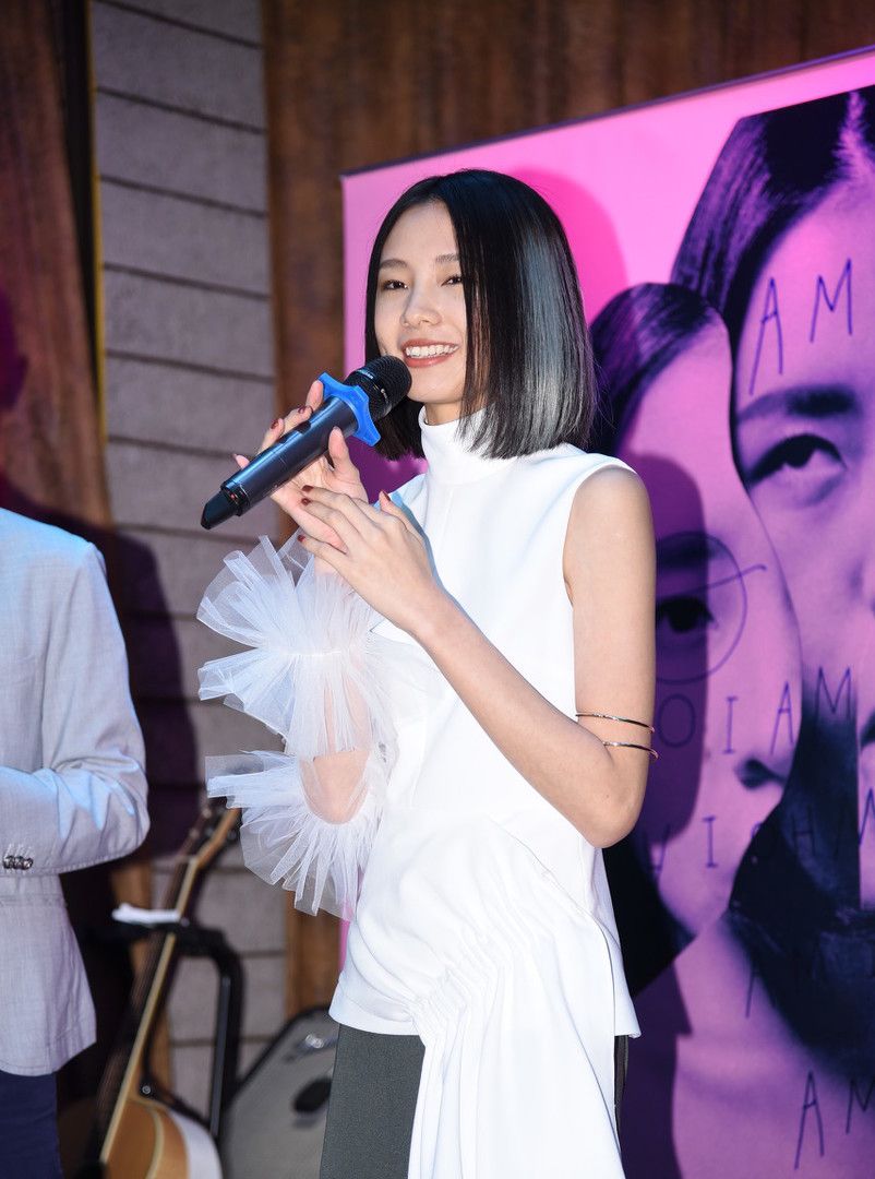 1 / 6 新人陈忻玥曾参加《声林之王2》,去年更和师兄高尔宣合唱