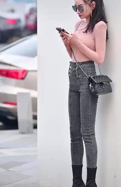 街拍时尚美女 脚踩尖头高跟短靴 穿出女性成熟的味道