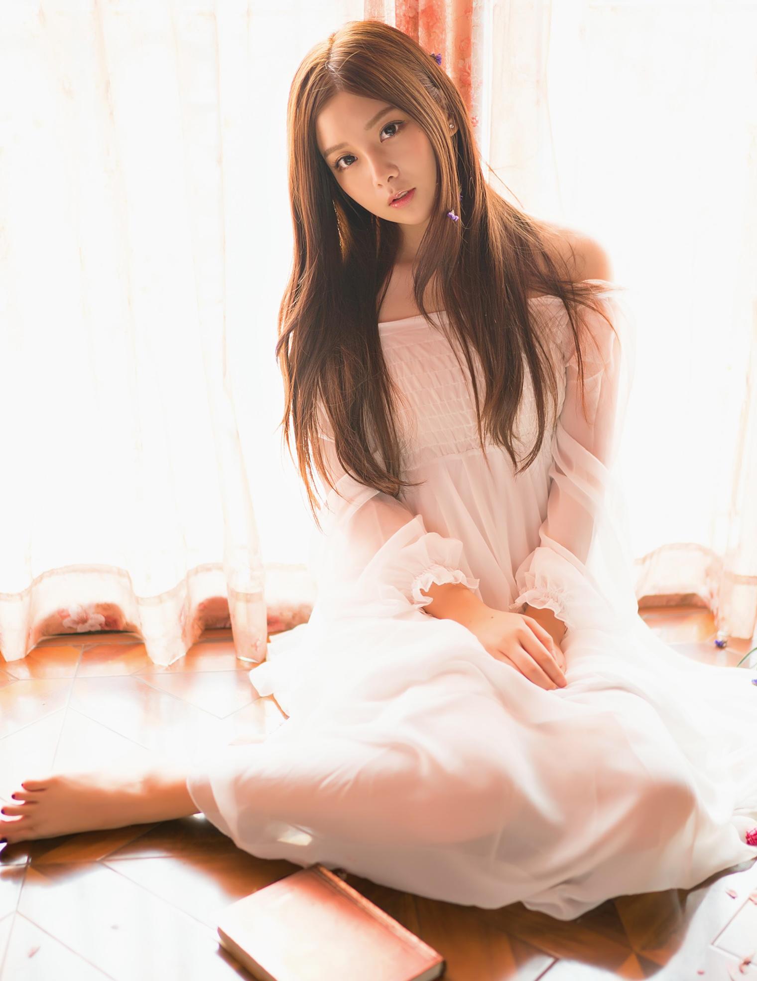 靓丽美女时尚白色连衣裙生活写真