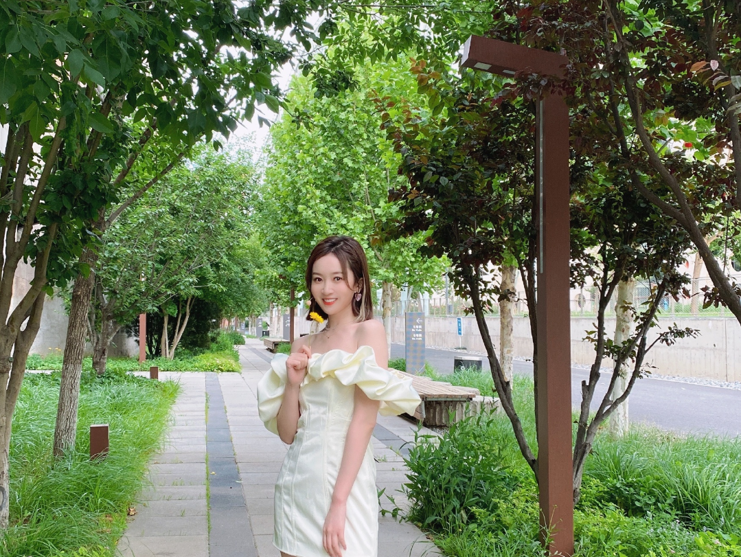 足球主持人裴优在5月20日这一天晒出自己的夏日写真