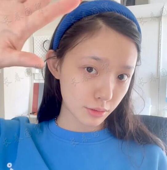 “星女郎”林允素颜近照曝光,长发披肩神情憔悴,不化妆她长这样|林允|披肩|素颜_新浪新闻